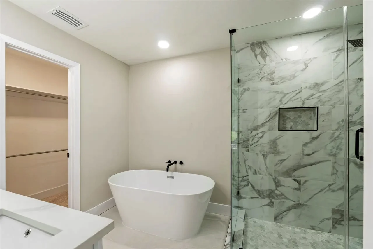 Primary suite bathroom remodeling work completed in Fort Worth, Texas